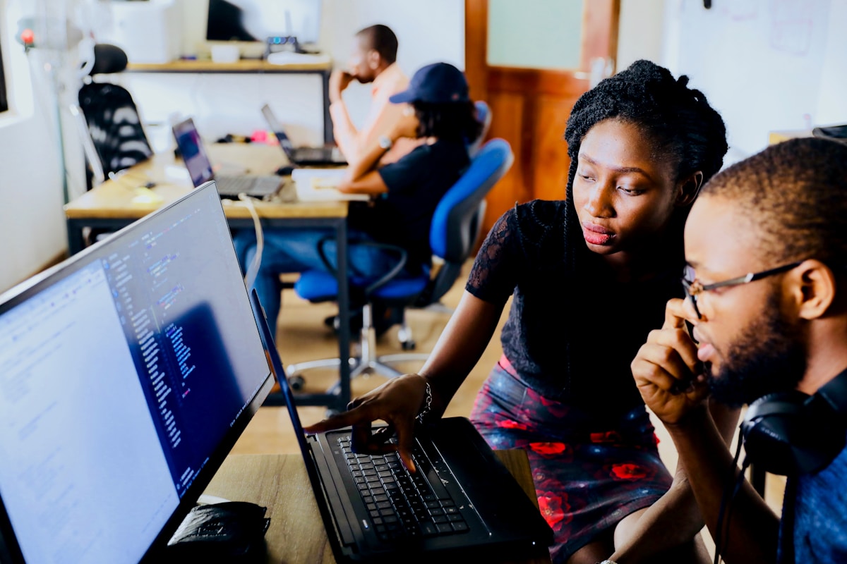Personas trabajando juntas con un computador portatil