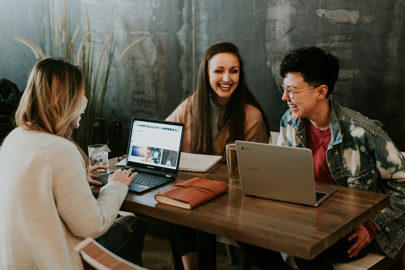 Personas colaborando con computadores portatiles